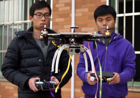 江西大学生研发太阳能飞行器