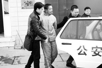 贵州警方两名便衣民警将嫌疑人带走。 本报通讯员 孟祥平 摄