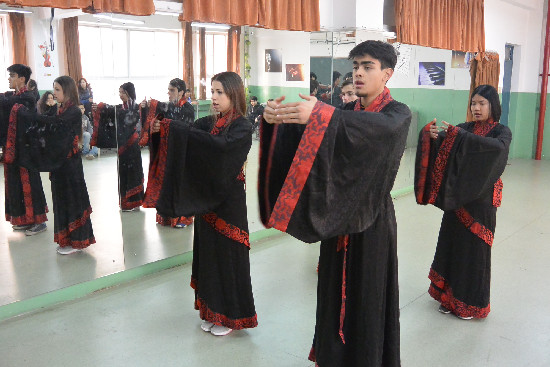 石家庄外国留学生着汉服吟诵诗词 汉味十足