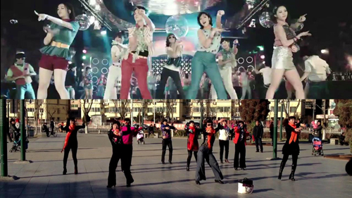 网友制作的对比视频，大妈们的动作被称看过后也就醉了