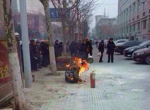 安徽阜阳市政府外发生自焚事件 事发原因尚不