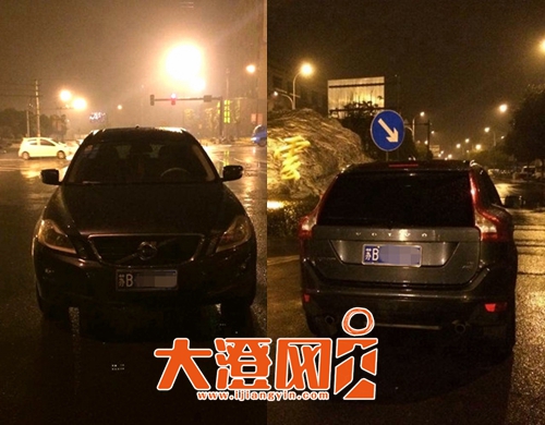停在十字路口的沃尔沃车