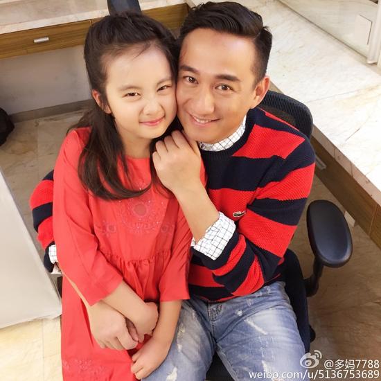 黄磊和女儿多多好甜蜜