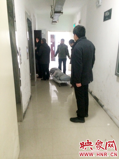 现场几名男子将受害女子遗体抬出。