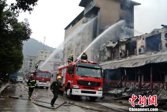 图为消防官兵正在灭火。 钟欣 摄