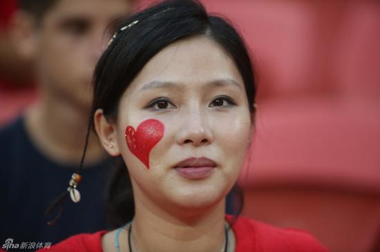 国足出线 美女助威多人眼眶湿润