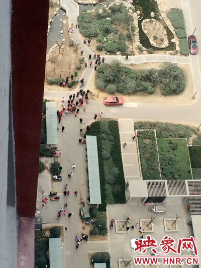 男子爬上卧室的窗户，从30楼纵身跳下，当场死亡。