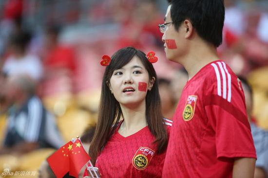 国足出线 美女助威多人眼眶湿润