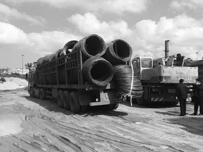 海口交警高速路上查超载 车主聚众逼迫执法人