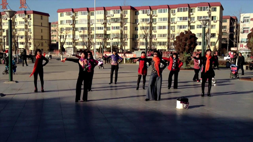 大跳T-ara歌曲MV全套动作的广场舞大妈们