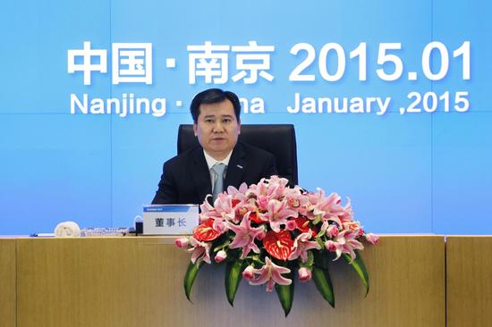 苏宁董事长张近东打响了主动出击的发令枪,号召苏宁18万人全面对标互联网市场,实现“三极裂变”。
