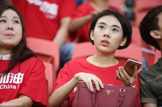 国足出线 美女助威多人眼眶湿润