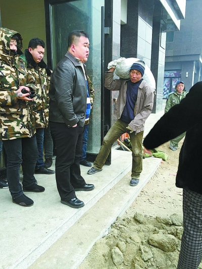 德惠市住邦城市广场现怪象 物业和力工存私下