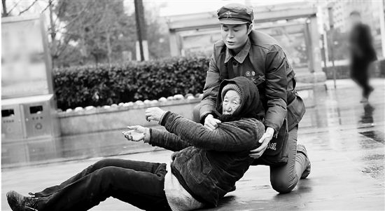 照片由张艺冬提供，自称摔倒老人是他花一百元请来的。