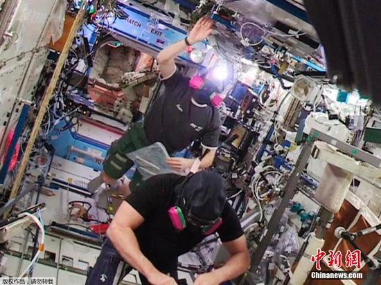资料图片：美国宇航局发布奋进号航天飞机的宇航员拍摄的以地球为背景的国际空间站图像。