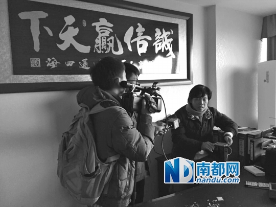 贸易公司女老总在办公室接受媒体采访。南都记者 刘辉龙 摄