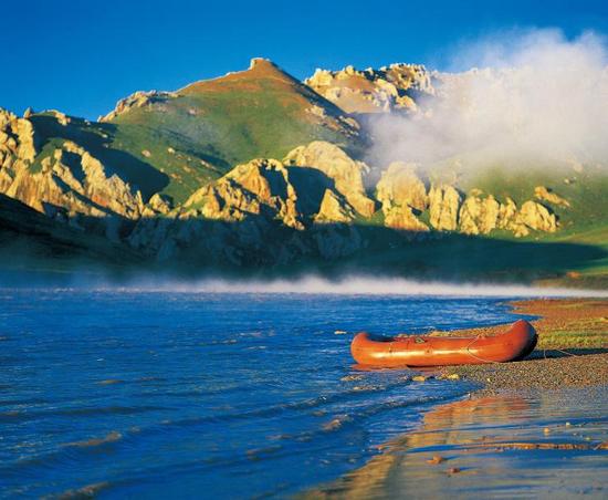 1993年，那时的杨欣还很年轻。他记得，那是一个无风的早上，他和几位伙伴漂流至烟瘴挂峡谷入口，从南向北流的牙曲在这里汇入通天河。在太阳的照射下，牙曲水面上升起2米多高的雾瘴，缭绕的白雾逆通天河而上，像游蛇般钻进峡谷之中。如今，规划中的牙哥水电站的选址就在不远处。