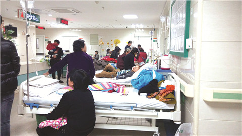 兒科走廊里加滿了床位。 本報記者 路偉 攝