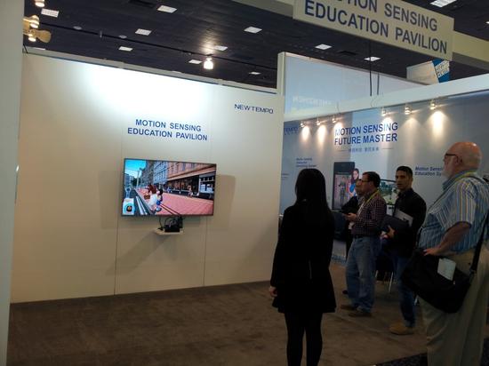 观众正在观看体感教育产品