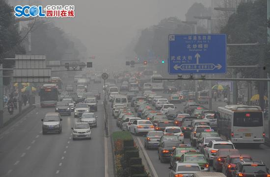 四川遭遇十面霾伏 成都空气重度污染