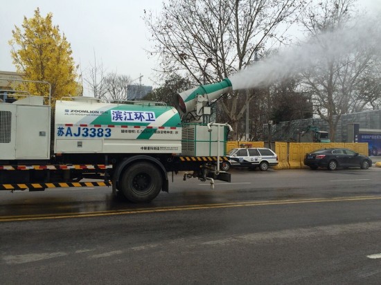 “降尘喷雾式洒水车”现身南京