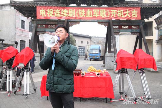电视剧《铁血军歌》主演陈键锋在开机现场