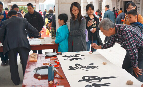 400个家庭齐聚厦门梅山寺手工绘制春节灯展花灯