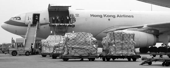各种型号、不同国籍和地区的飞机在郑州机场装卸货物