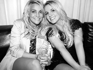 布兰妮（右）与妹妹杰米·林恩