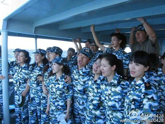 姚贝娜在最右，中间举手的是宋祖英