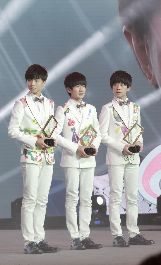 S穿自闭儿童手绘西装 现身微博之夜|TFBOYS|