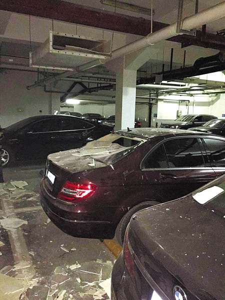 车库顶上通风管掉落砸坏两辆豪车
