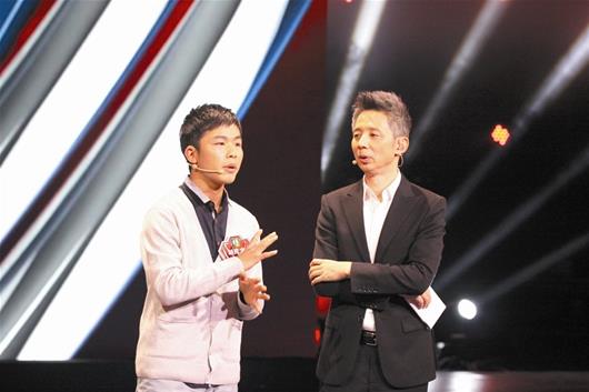 图为：胡庆文（左）在节目中