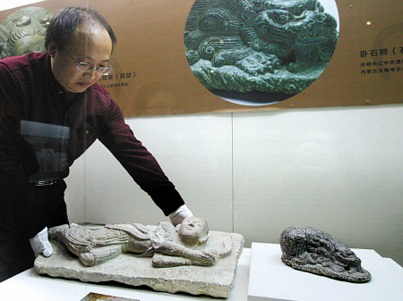 工作人员正在布展