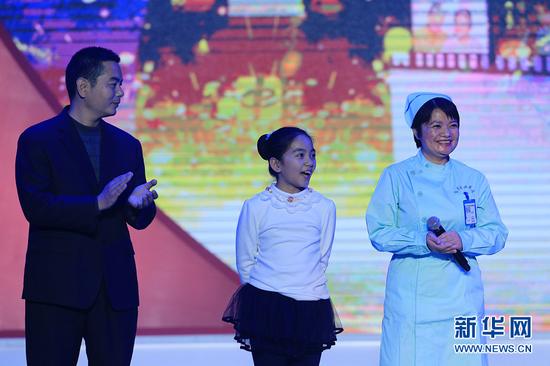 2015年1月16日，“中国网事·感动2014”颁奖典礼在中国人民大学世纪馆举行。图为“中国网事·感动2014”年度人物麻风病康复老人的“女儿”——邢少云(右一)和她的家人。