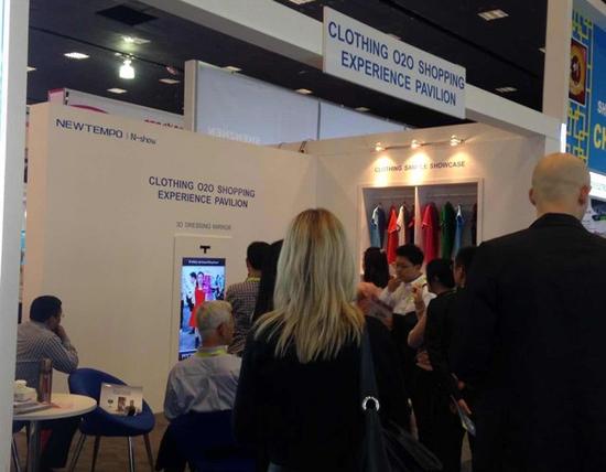 观众争相体验全新的体感购物方式