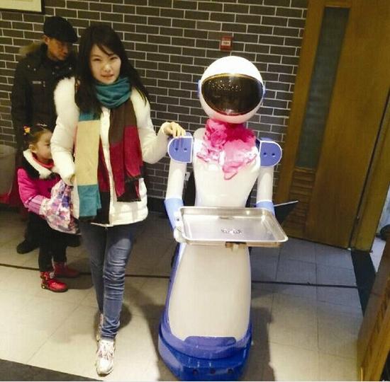 顧客與機器人合影