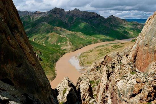烟瘴挂峡谷两侧山势险峻，到处是裸露而陡峭的岩石，这是岩羊们理想的栖息地。如此坡度的岩壁，除了岩羊、雪豹，其他动物望尘莫及。如果能看到成群的岩羊，那就意味着附近很可能生活着雪豹。摄影师站在一处高坡上俯瞰，峡谷内的草坡、河道景色扑面而来。别看峡谷的白天如此沉寂，等到黄昏之后，狼、赤狐、藏狐、雪豹等食肉动物将纷纷登场，它们的行踪，将被埋伏在峡谷内的红外照相机所捕捉。