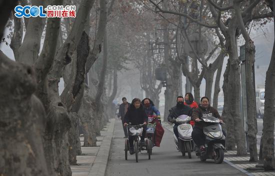 四川遭遇十面霾伏 成都空气重度污染