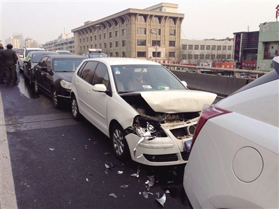 降雪后首府鼓楼立交桥发生7车追尾事故(图)