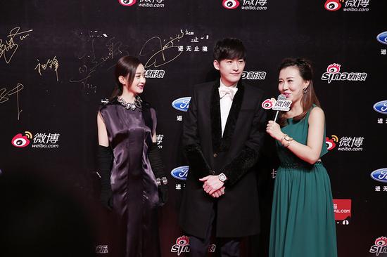 赵丽颖获封微博年度女神 长裙优雅现身 - 娱乐