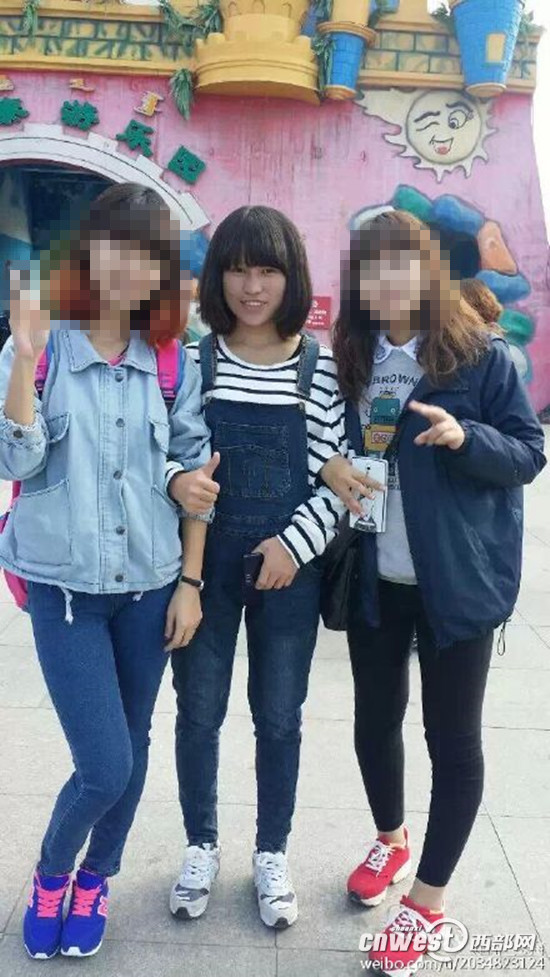 失联的女大学生黄秋(中)。