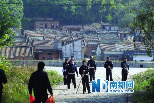 昨日下午,鹤山市双合镇鹤岭村。“1·14”凶案令人震惊,警方在进村的路口设卡盘查。南都记者 陈振飞 摄