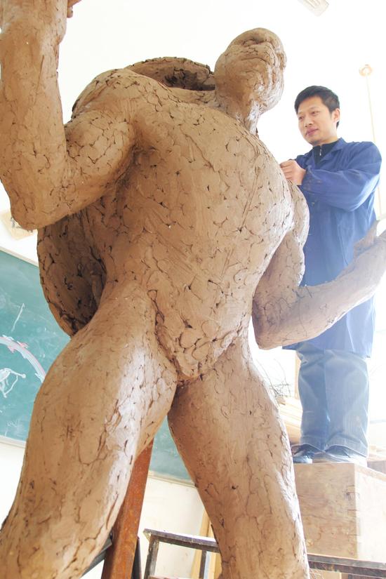 同门师兄弟携手制大型泥塑《忍者神龟》