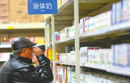 15日,在泉城一家超市内,多个品牌的液态奶搞促销活动。记者王锋 摄