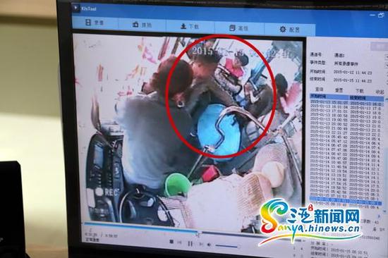 监控显示，杨桂秀看见小偷偷手机后，立刻上前抓住小偷，最终夺回乘客被盗的手机。(三亚新闻网记者 邓松 摄)