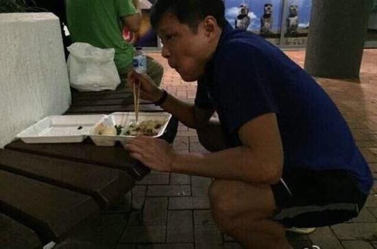 范志毅亚洲杯间蹲路边吃盒饭 与东亚系亲密合