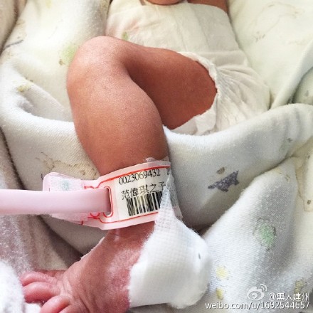 黑人晒儿子的可爱小腿照片。