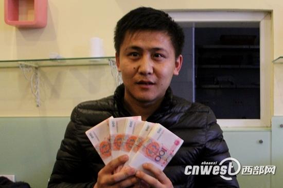 几位农民工拿到工资后非常开心,“辛苦干了一年终于拿到钱了,太高兴了”。