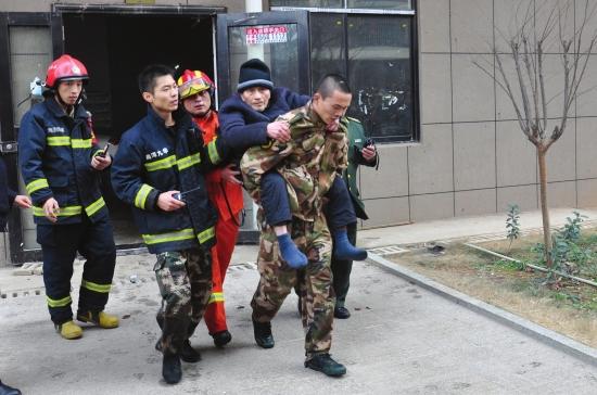 湘潭一高层居民楼起火 消防背出103岁老人